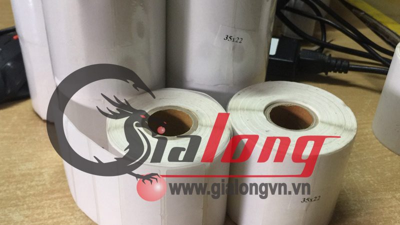 Giấy in mã vạch 2 tem 35x22 là loại decal nhiệt được chia thành 2 tem trên mỗi hàng, mỗi tem có kích thước 35mm x 22mm.